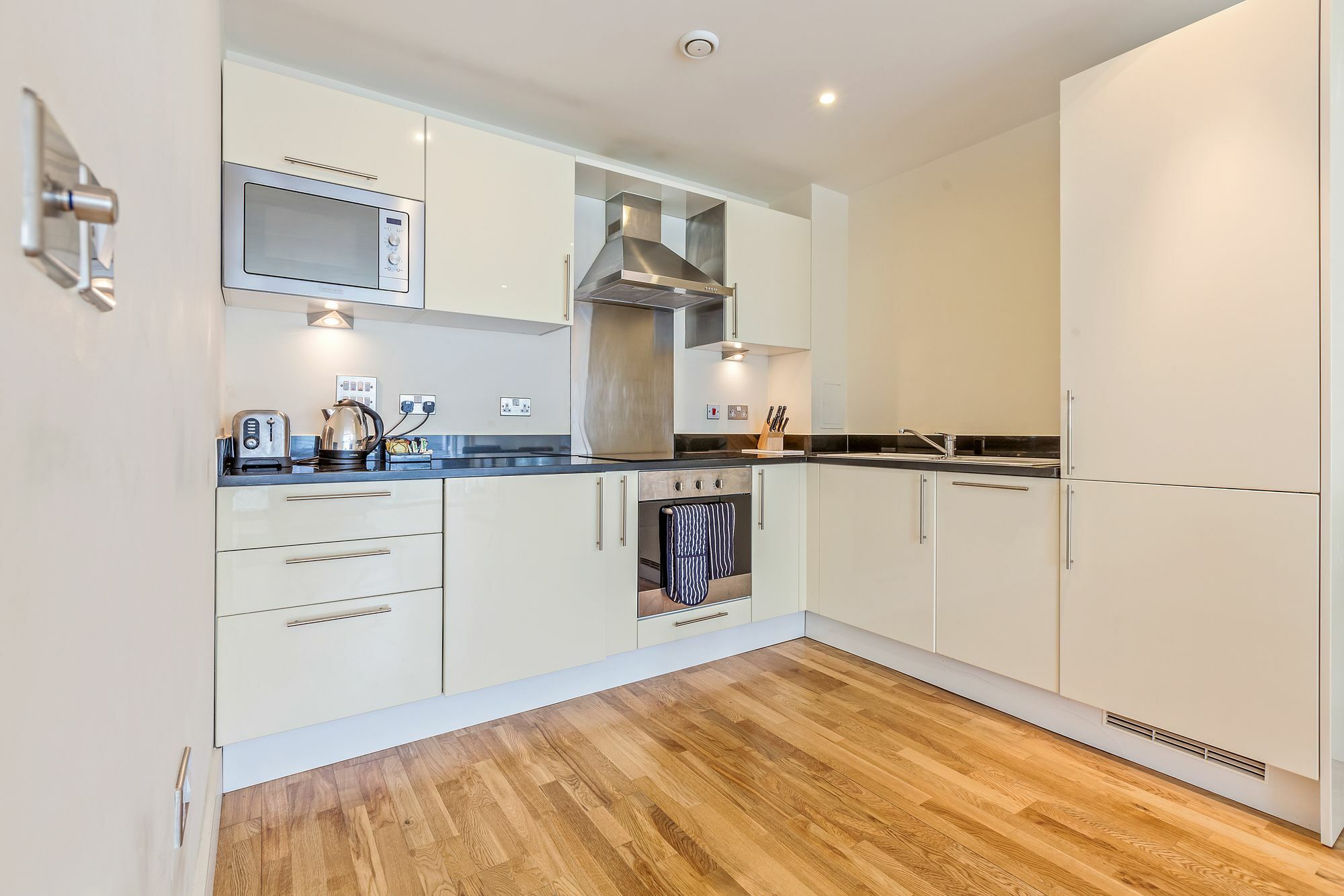Lanterns Court By Bridgestreet Apartment