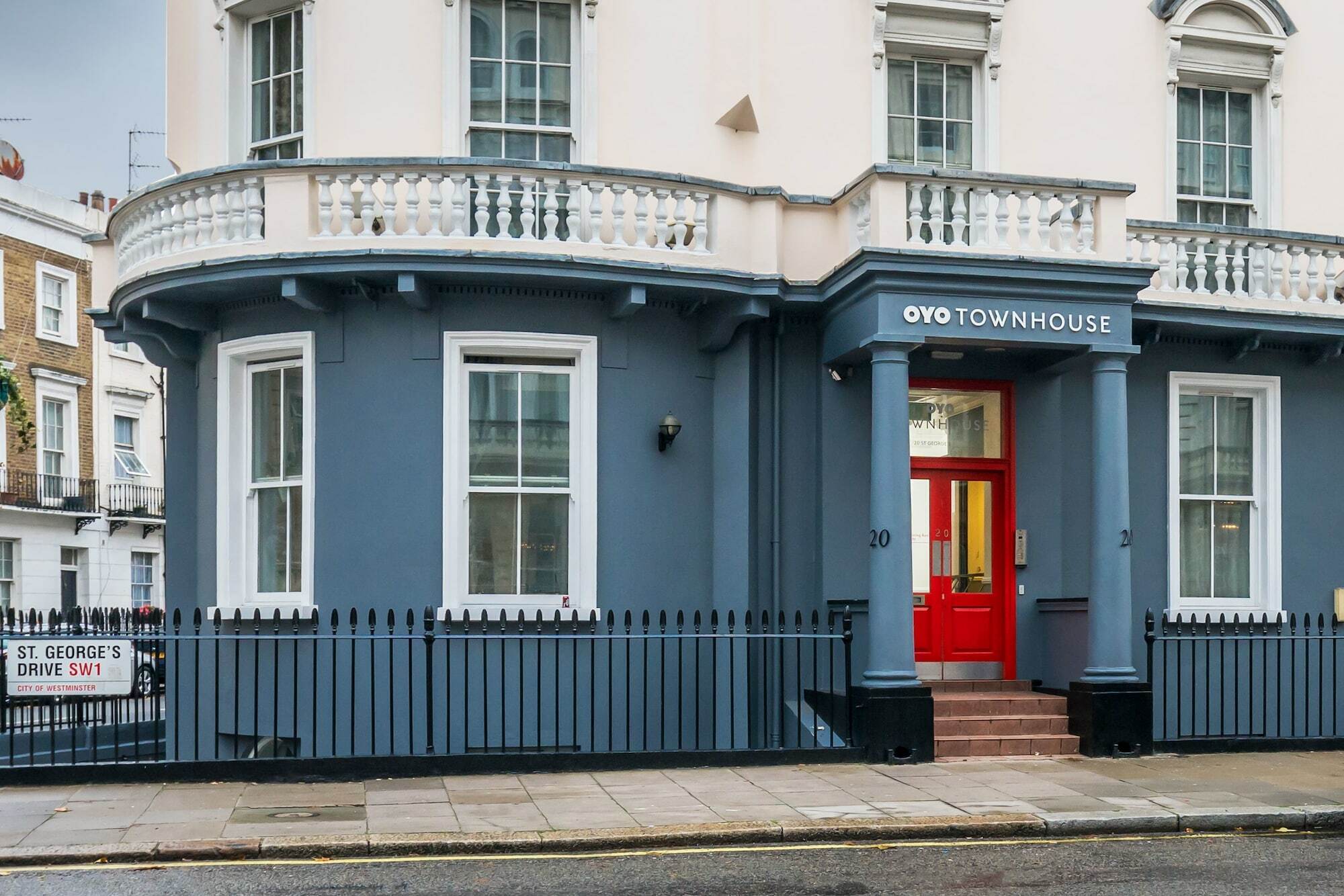 Oyo Townhouse New England, Victoria Hotel 3*