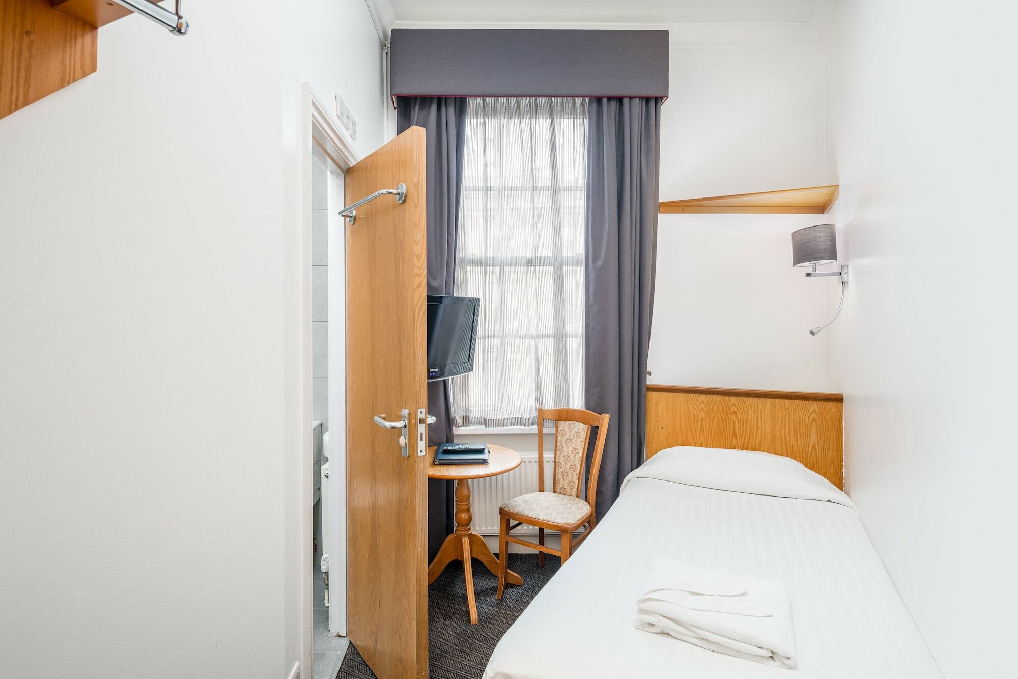 Oyo Townhouse New England, Victoria 3*