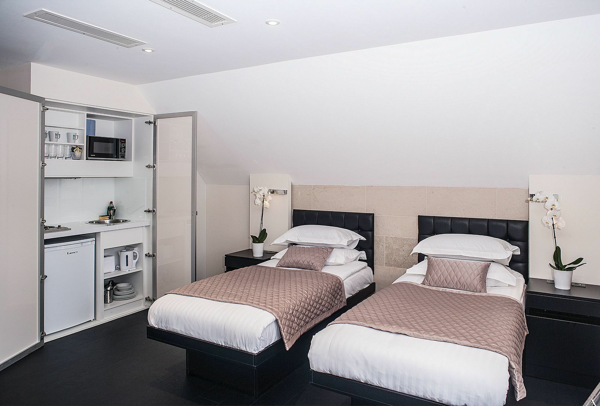 Aparthotel Nox Golders 4*