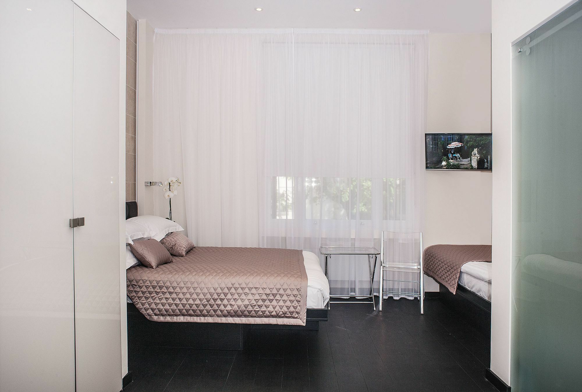 Nox Golders Aparthotel 4*