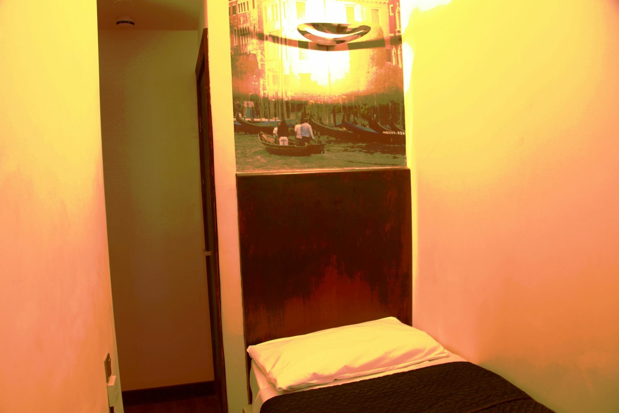 Hotel Exhibition Court 4 2*