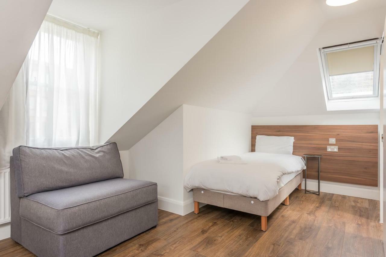 Hotel Queens Drive At Finsbury Park London