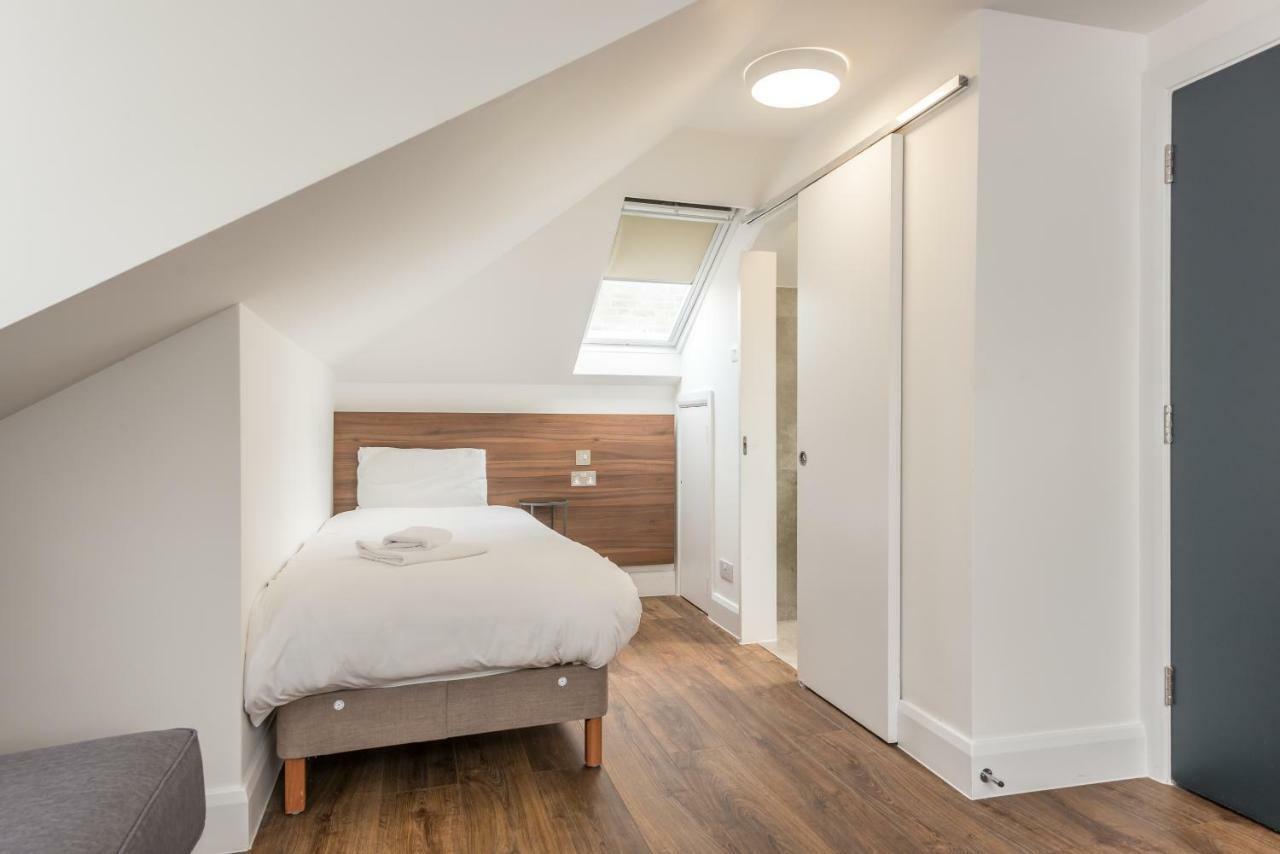 Queens Drive At Finsbury Park Hotel London
