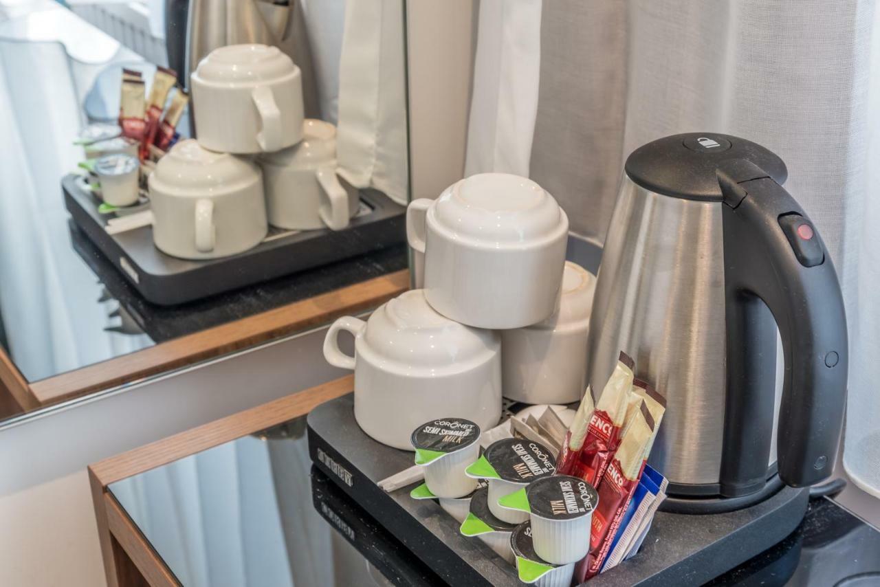 Queens Drive At Finsbury Park Hotel London