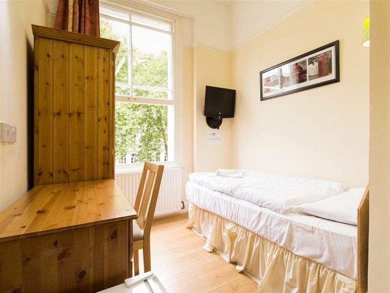 Dolphin - The 3* London