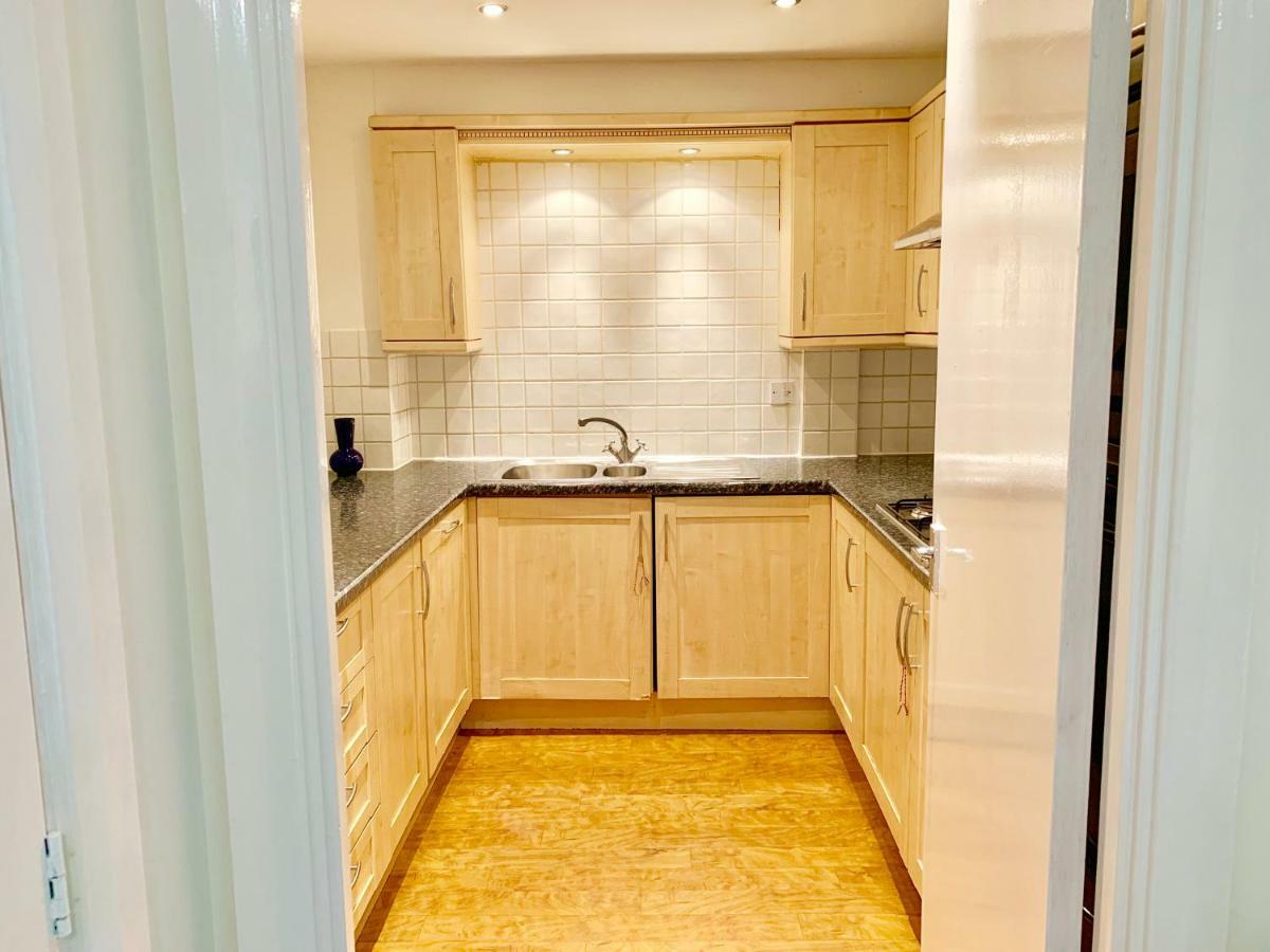 2 Bedrooms Modern Apartment, Full Kitchen, 5 Minutes Tube Station London