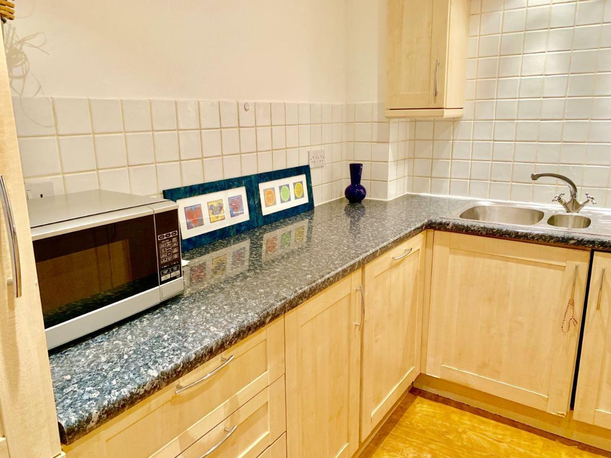2 Bedrooms Modern Apartment, Full Kitchen, 5 Minutes Tube Station Apartment London