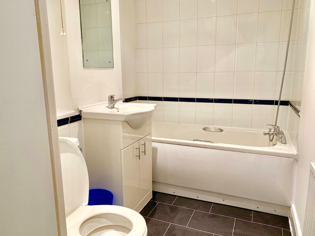 2 Bedrooms Modern Apartment, Full Kitchen, 5 Minutes Tube Station *