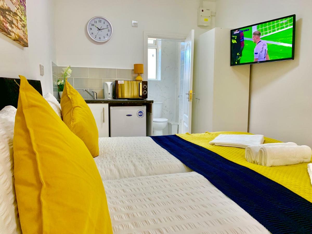 3 Bedrooms, 3 Baths, Spacious Lounge, Full Kitchen, Garden, Ground Floor, Free Parking Londra