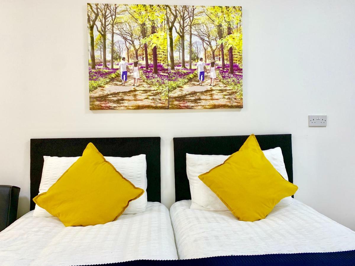 3 Bedrooms, 3 Baths, Spacious Lounge, Full Kitchen, Garden, Ground Floor, Free Parking * Londra
