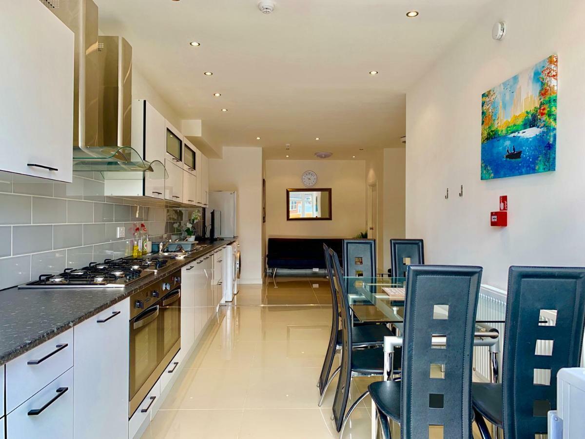 3 Bedrooms, 3 Baths, Spacious Lounge, Full Kitchen, Garden, Ground Floor, Free Parking Appartamento