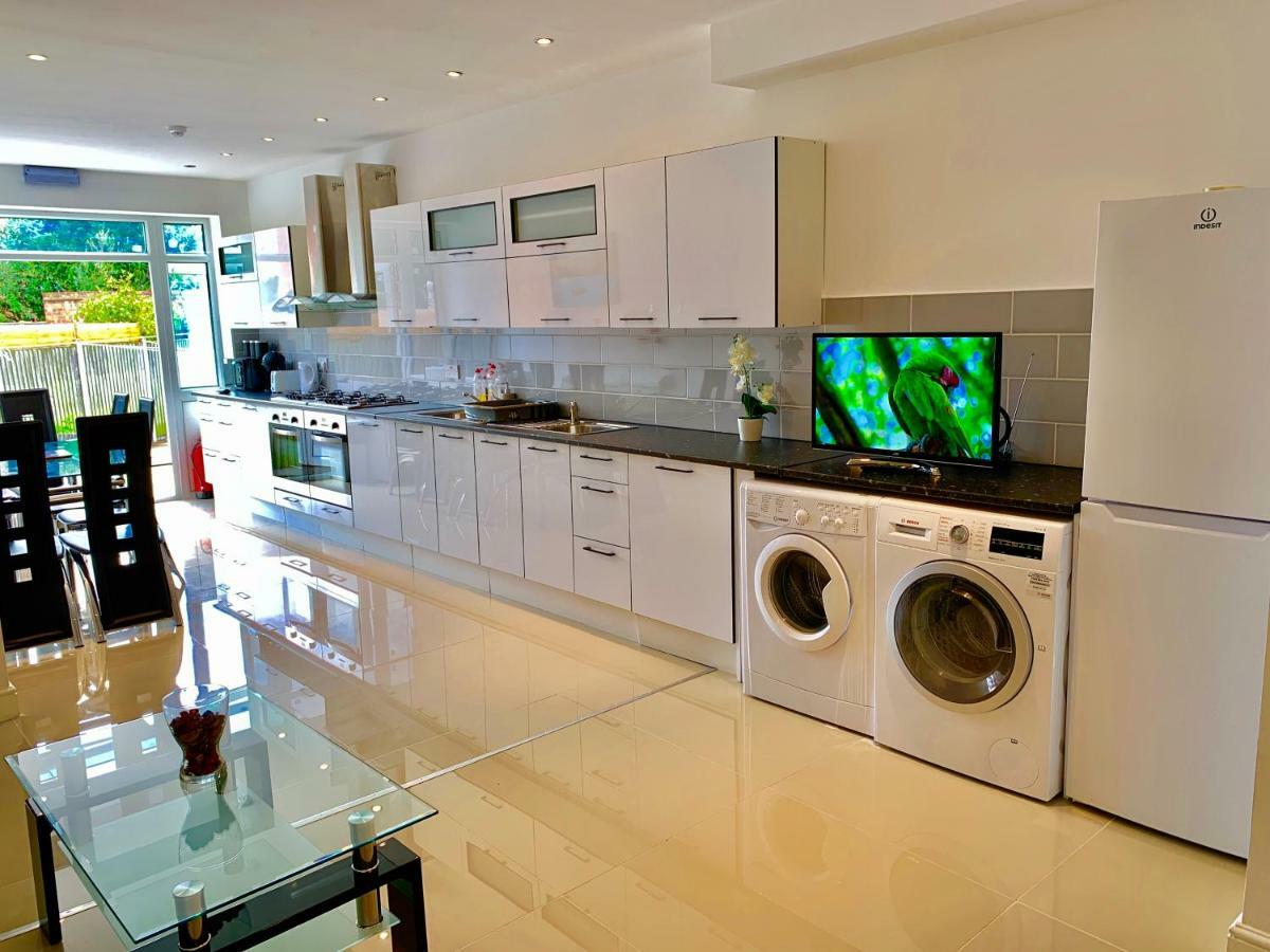 3 Bedrooms, 3 Baths, Spacious Lounge, Full Kitchen, Garden, Ground Floor, Free Parking Londra