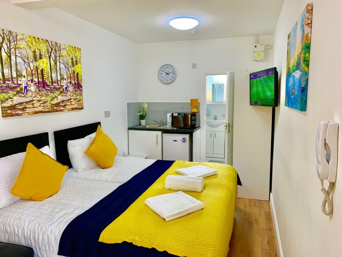 3 Bedrooms, 3 Baths, Spacious Lounge, Full Kitchen, Garden, Ground Floor, Free Parking * Londra