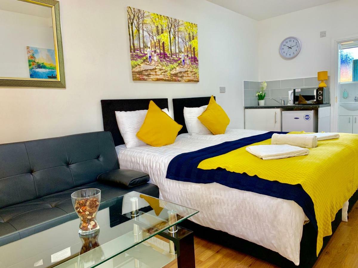 3 Bedrooms, 3 Baths, Spacious Lounge, Full Kitchen, Garden, Ground Floor, Free Parking Londra