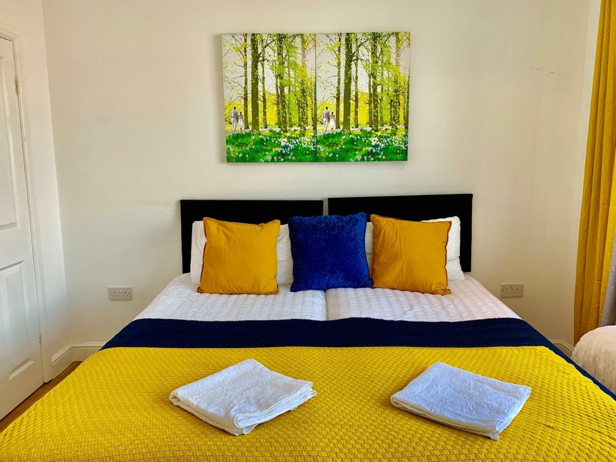 3 Bedrooms, 3 Baths, Spacious Lounge, Full Kitchen, Garden, Ground Floor, Free Parking * Londra
