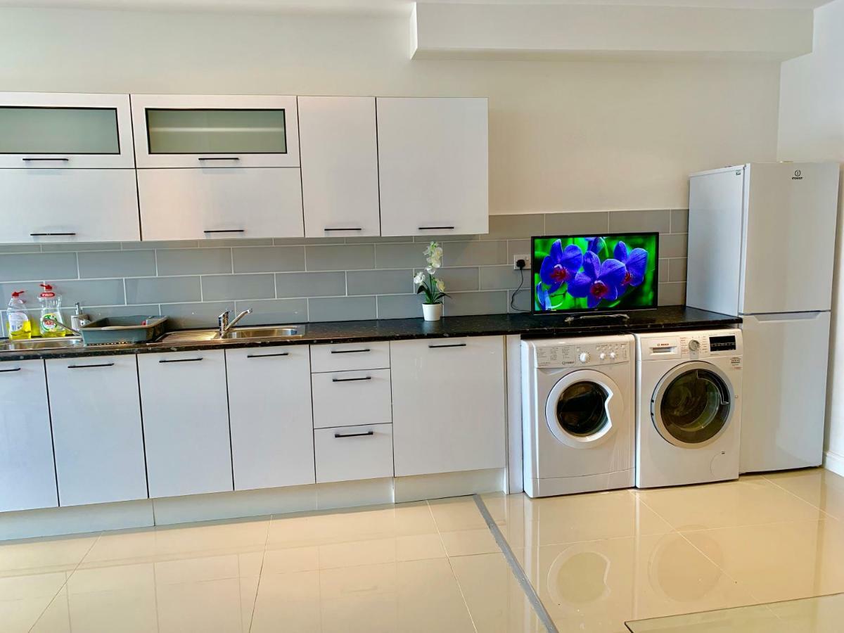 3 Bedrooms, 3 Baths, Spacious Lounge, Full Kitchen, Garden, Ground Floor, Free Parking Appartamento