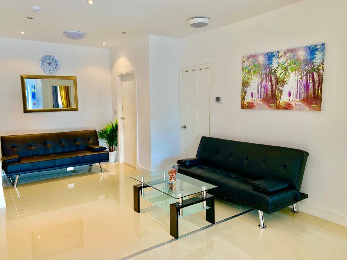 Appartamento 3 Bedrooms, 3 Baths, Spacious Lounge, Full Kitchen, Garden, Ground Floor, Free Parking