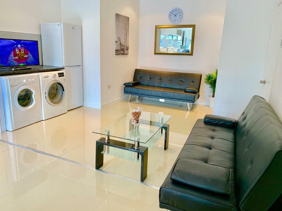 3 Bedrooms, 3 Baths, Spacious Lounge, Full Kitchen, Garden, Ground Floor, Free Parking Londra