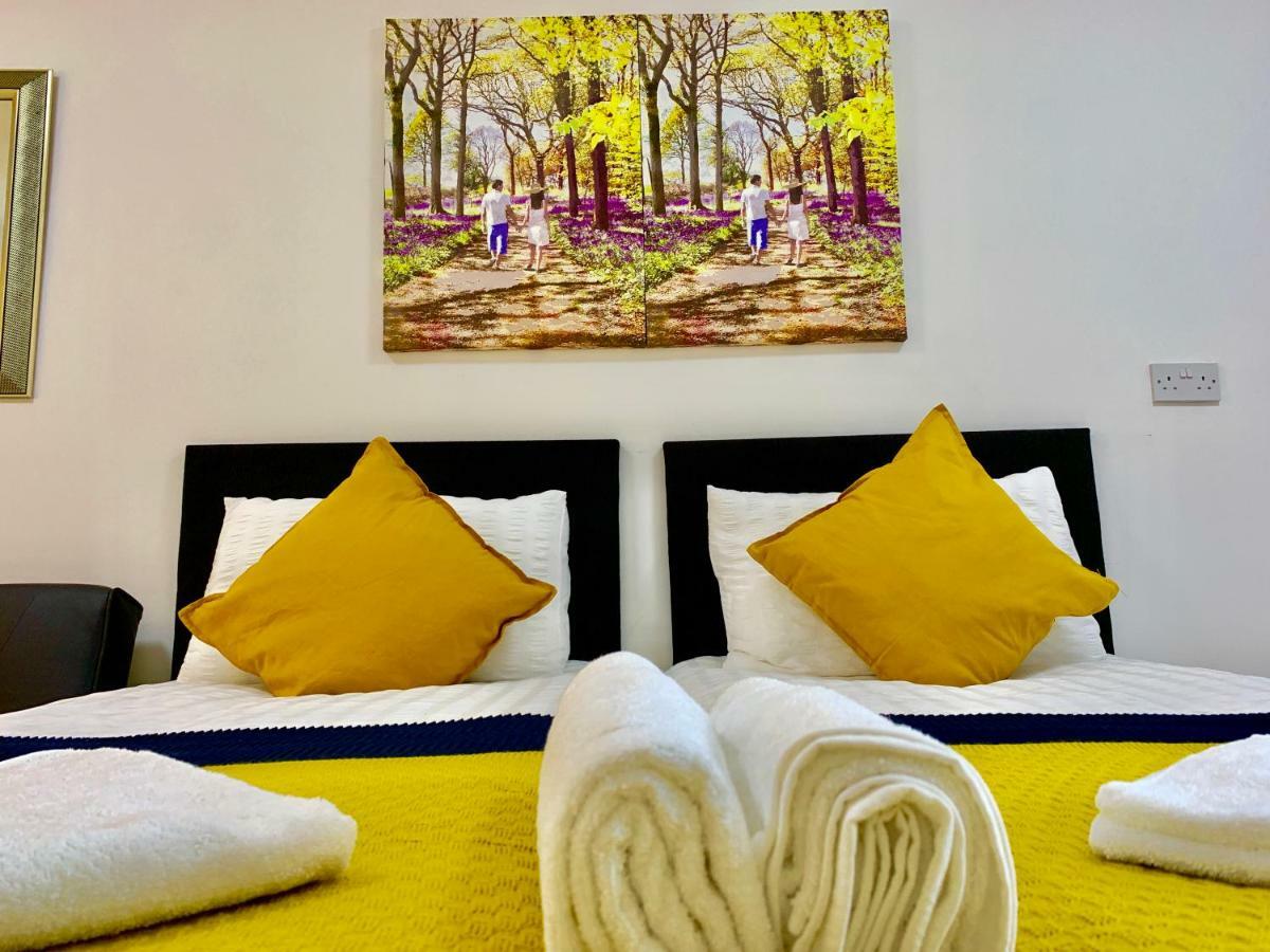 3 Bedrooms, 3 Baths, Spacious Lounge, Full Kitchen, Garden, Ground Floor, Free Parking Appartamento *