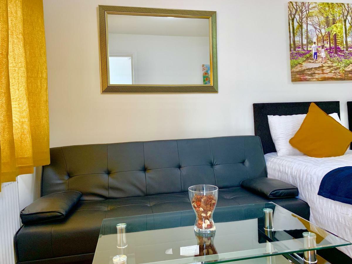 Appartamento 3 Bedrooms, 3 Baths, Spacious Lounge, Full Kitchen, Garden, Ground Floor, Free Parking Londra