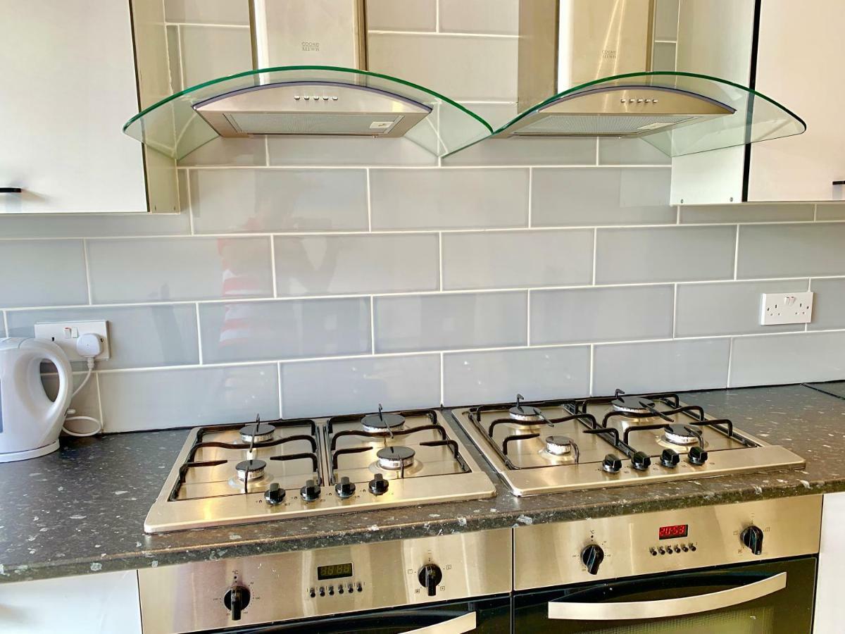 Appartamento 3 Bedrooms, 3 Baths, Spacious Lounge, Full Kitchen, Garden, Ground Floor, Free Parking *