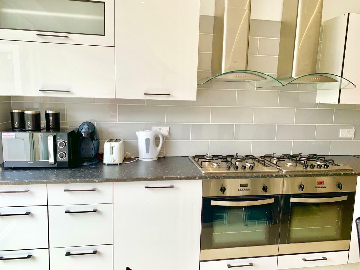 Appartamento 3 Bedrooms, 3 Baths, Spacious Lounge, Full Kitchen, Garden, Ground Floor, Free Parking *