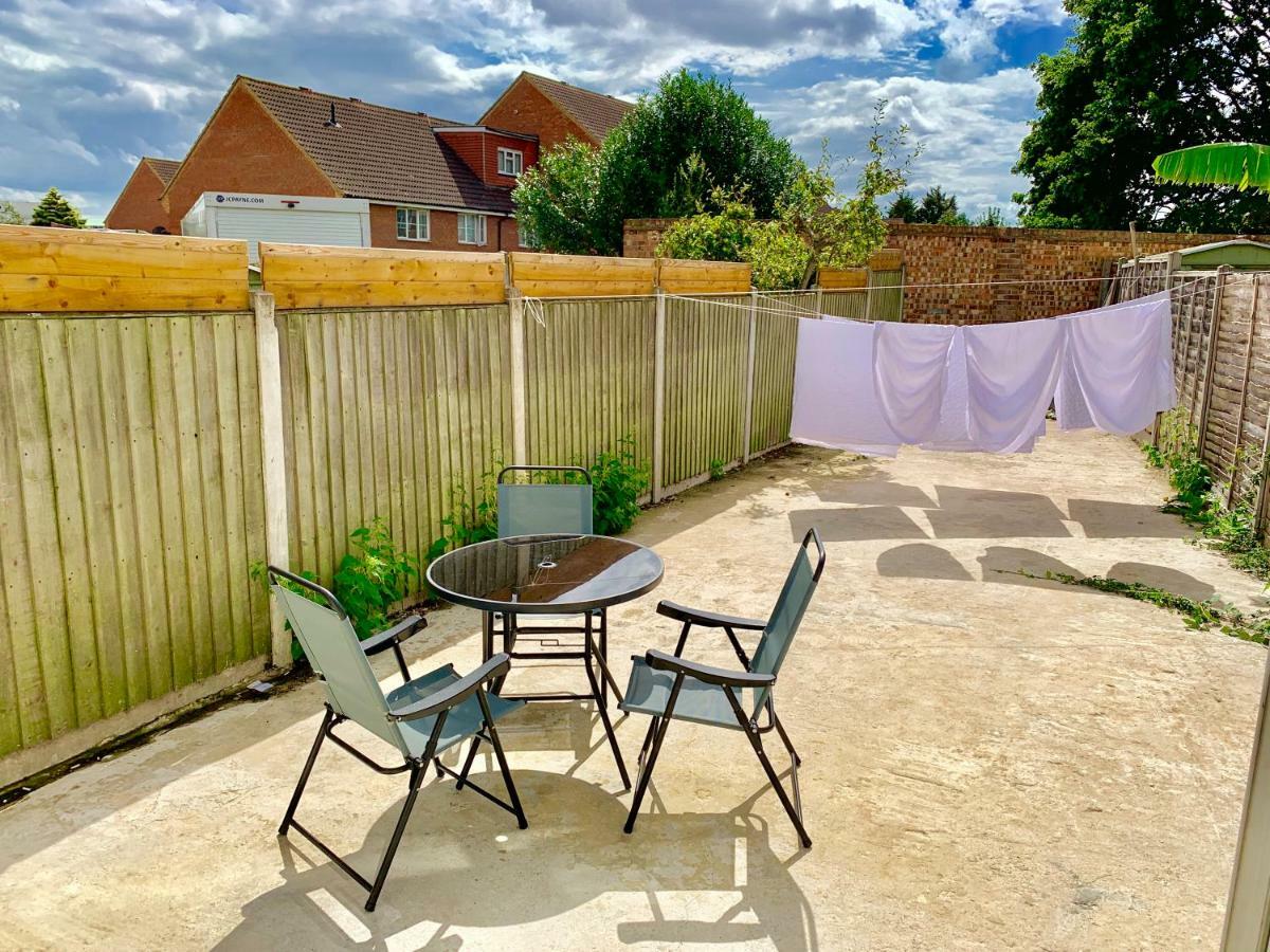 3 Bedrooms, 3 Baths, Spacious Lounge, Full Kitchen, Garden, Ground Floor, Free Parking Appartamento
