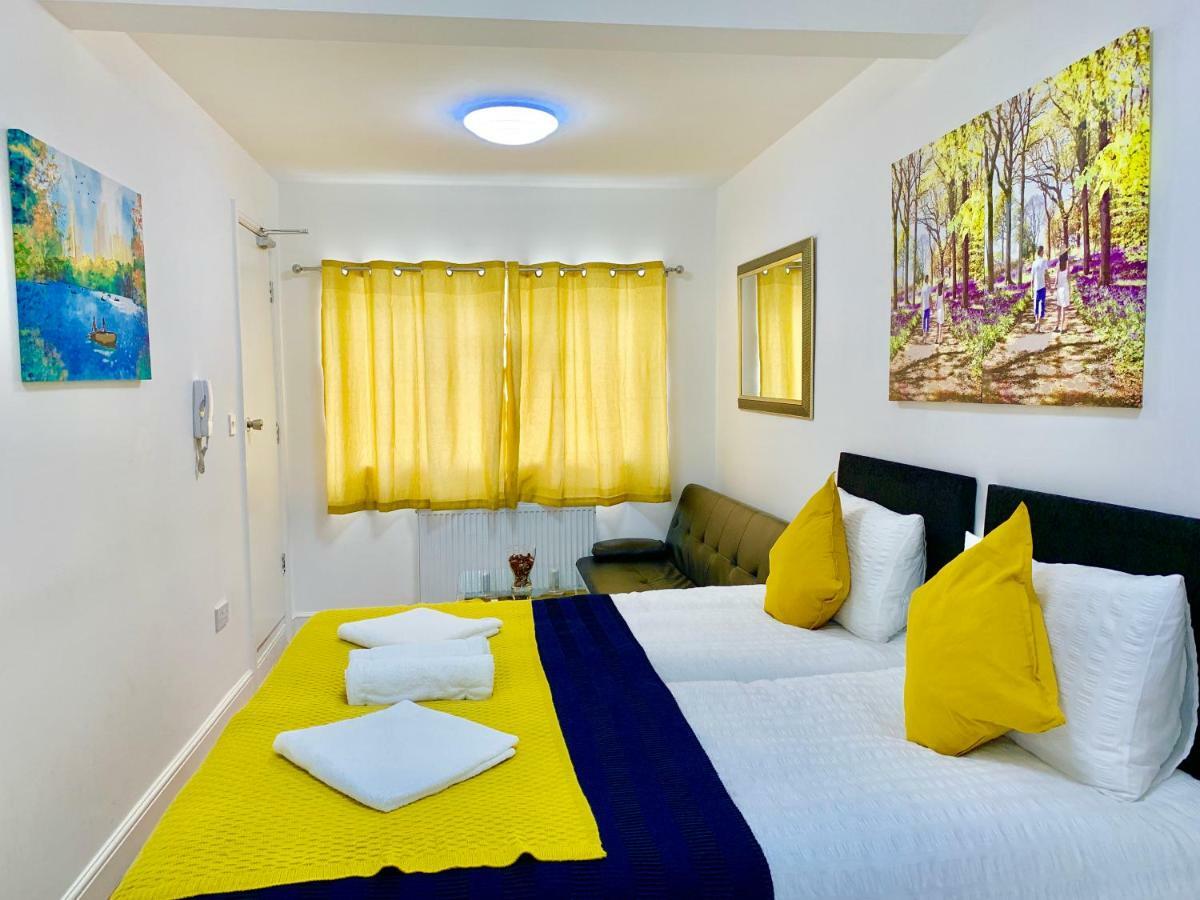 3 Bedrooms, 3 Baths, Spacious Lounge, Full Kitchen, Garden, Ground Floor, Free Parking Appartamento *