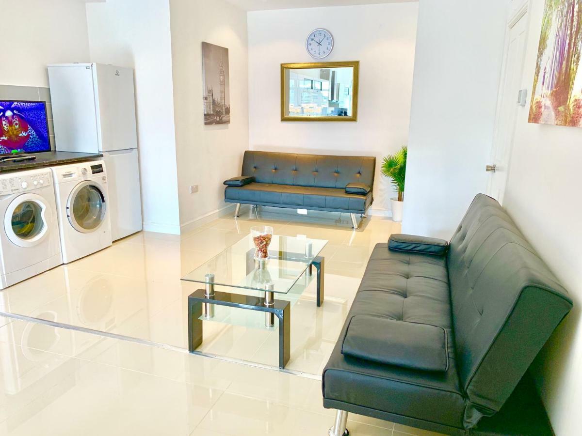 3 Bedrooms, 3 Baths, Spacious Lounge, Full Kitchen, Garden, Ground Floor, Free Parking * Londra