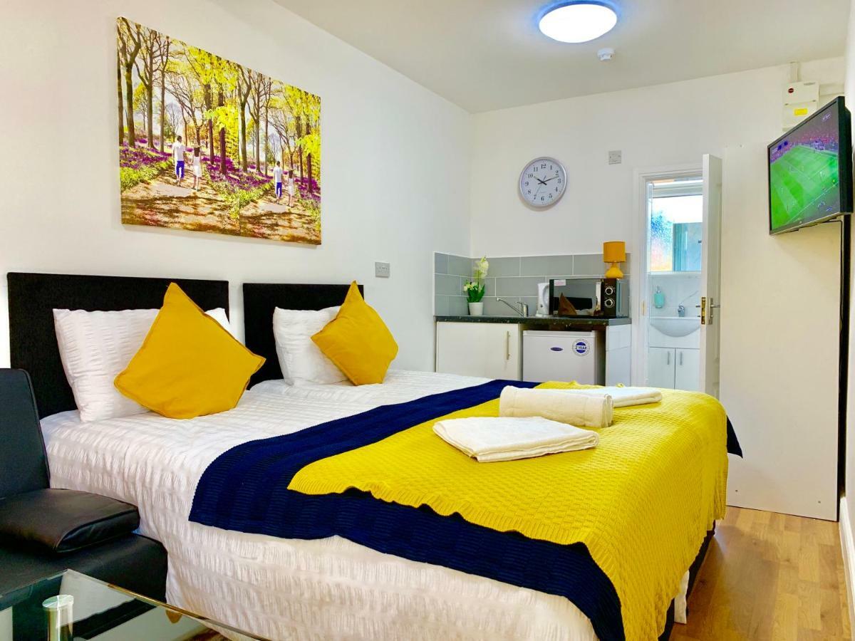 3 Bedrooms, 3 Baths, Spacious Lounge, Full Kitchen, Garden, Ground Floor, Free Parking Appartamento