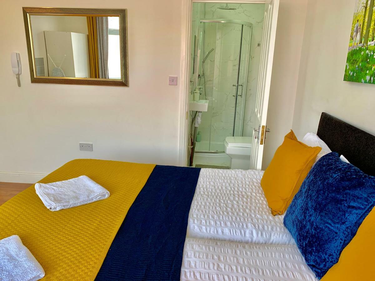 Appartamento 3 Bedrooms, 3 Baths, Spacious Lounge, Full Kitchen, Garden, Ground Floor, Free Parking *