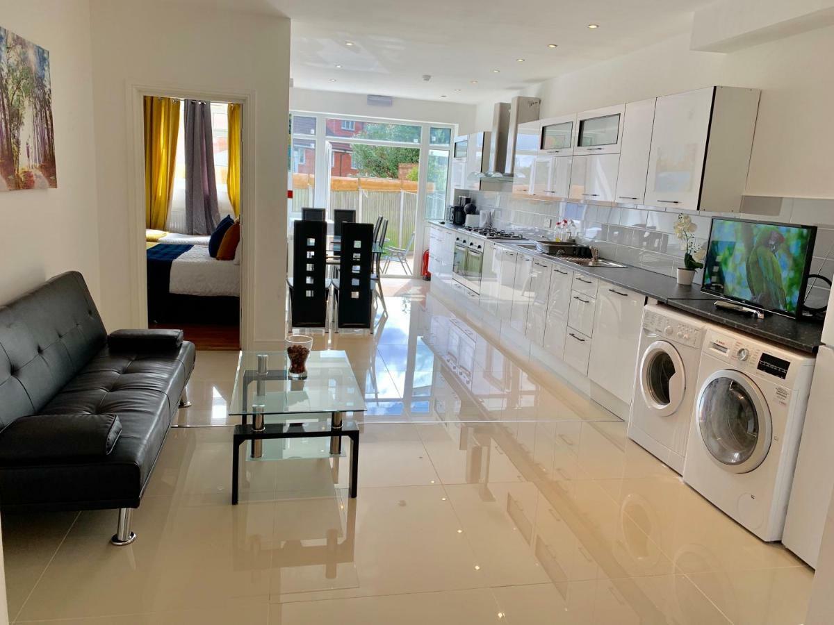 3 Bedrooms, 3 Baths, Spacious Lounge, Full Kitchen, Garden, Ground Floor, Free Parking * Londra