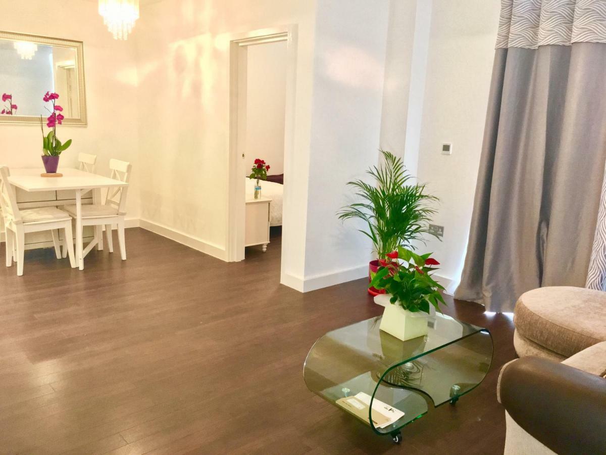 2-bedrooms Apartment, Lounge, Balcony Londen