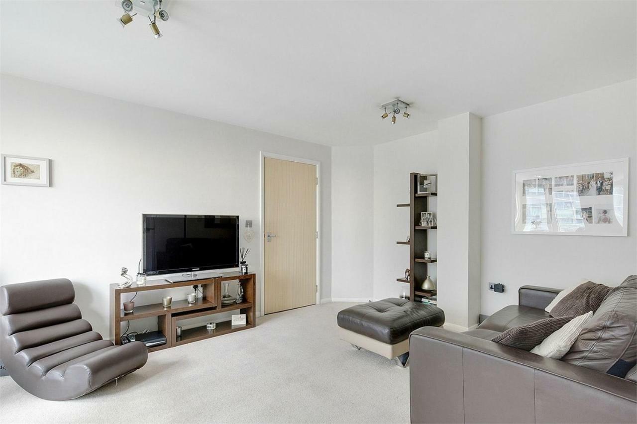 Zone 1 Riverside -st George Wharf London