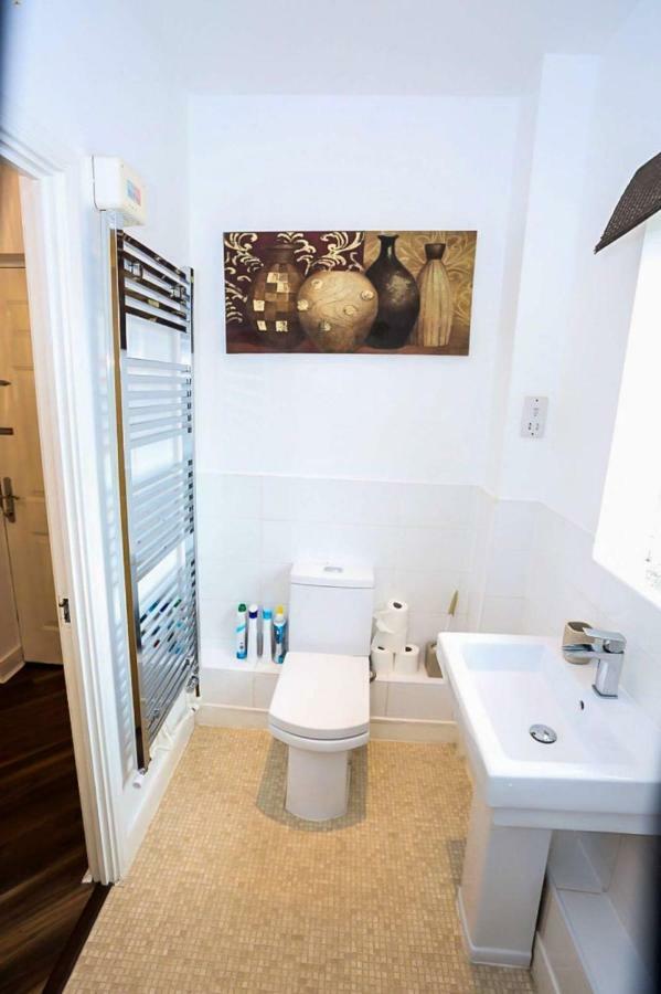 Modern 2 Bedroom Apartment *