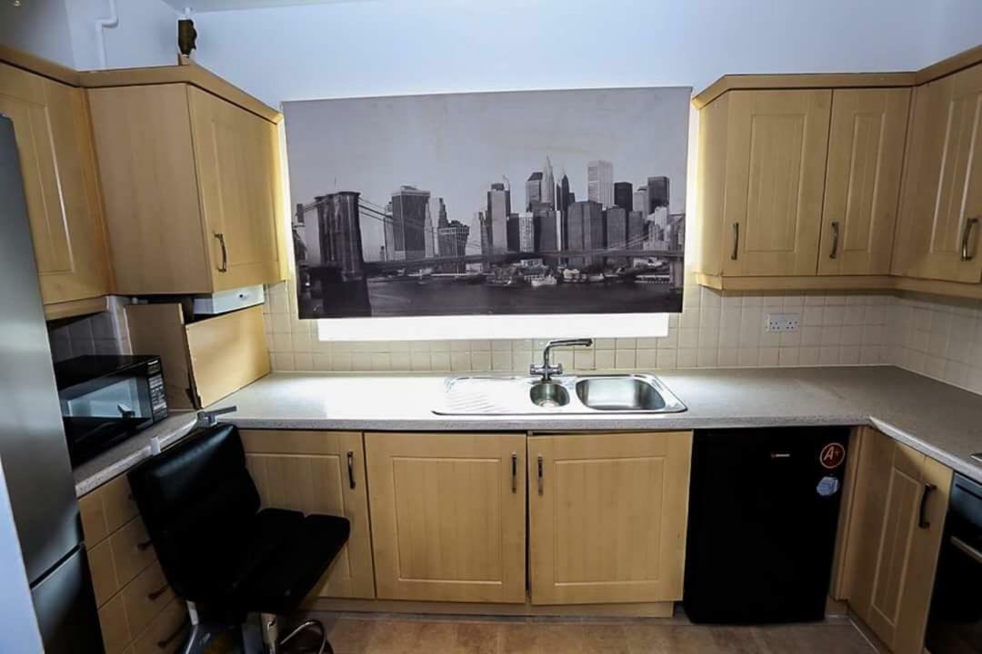 Modern 2 Bedroom Apartment *