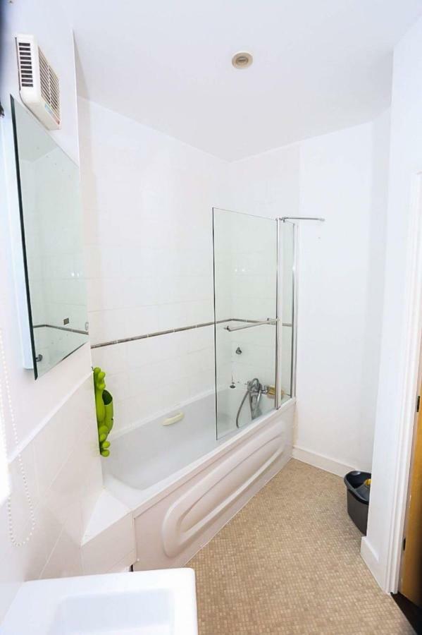 Modern 2 Bedroom Apartment *