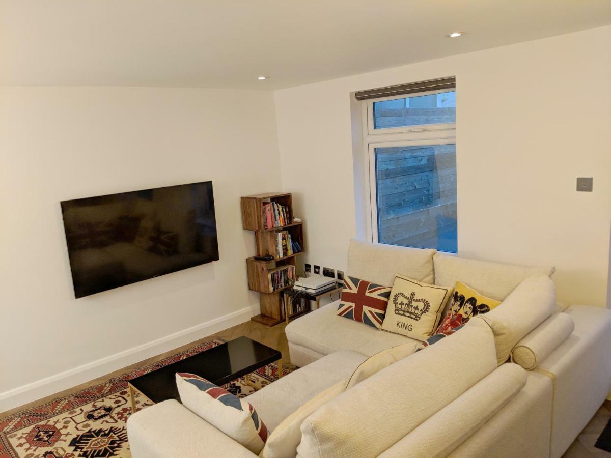 Modern 2 Bedroom Flat With Private Outdoor Terrace Apartment *