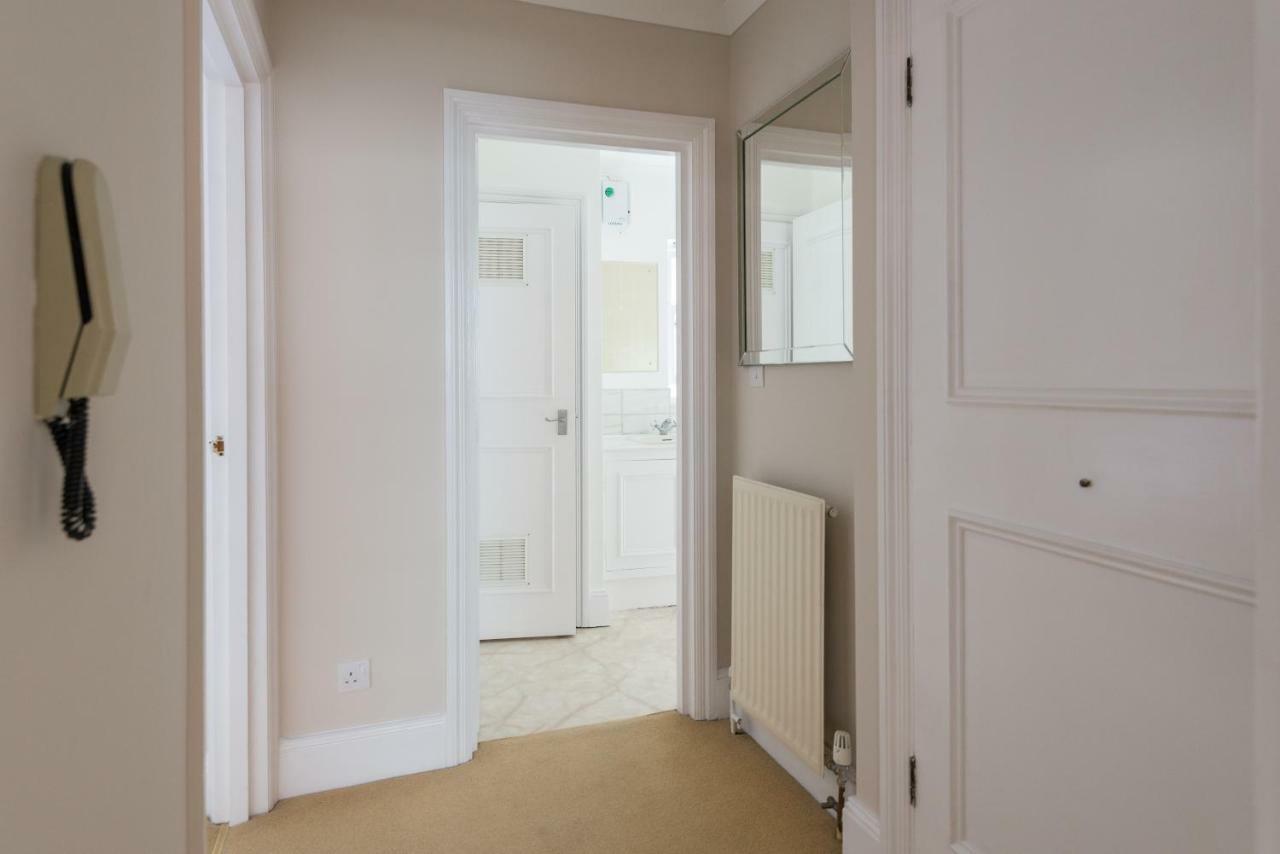 One Bedroom High Street Kensington * Londen