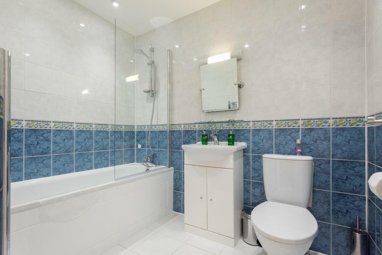 With Parking Near Waterloo & St Thomas & Big Ben & Parliament London