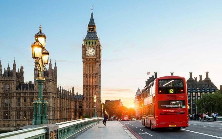 With Parking Near Waterloo & St Thomas & Big Ben & Parliament * London