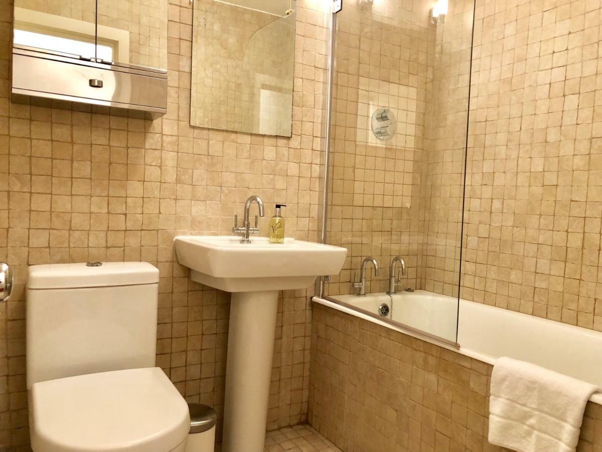 Victoria Station Apartment *