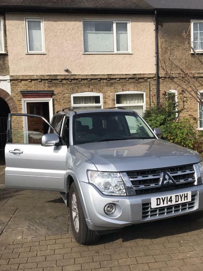 Lovely Three Bedroomed House, Parking 2 Cars Ferienhaus London