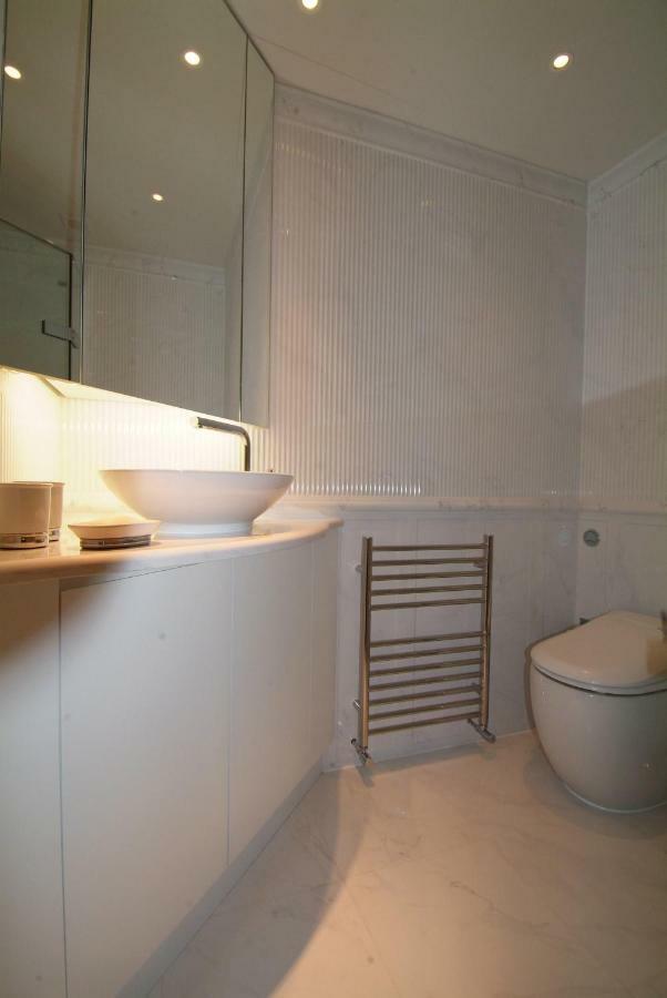 Chelsea: Exceptional 1br W/views Of The River Thames & Battersea Park Lägenhet