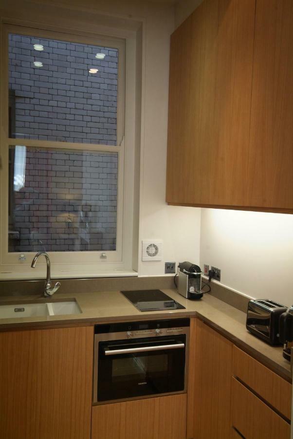 Chelsea: Exceptional 1br W/views Of The River Thames & Battersea Park Lägenhet London