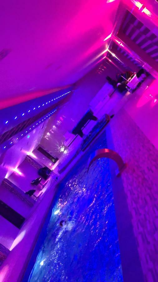 Chigwell Poolhouse * London