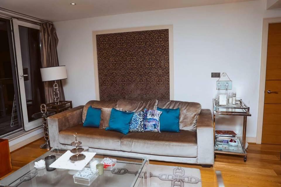 Mahogany House, Imperial Wharf Appartement *