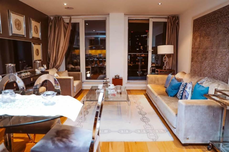 Mahogany House, Imperial Wharf * Londen