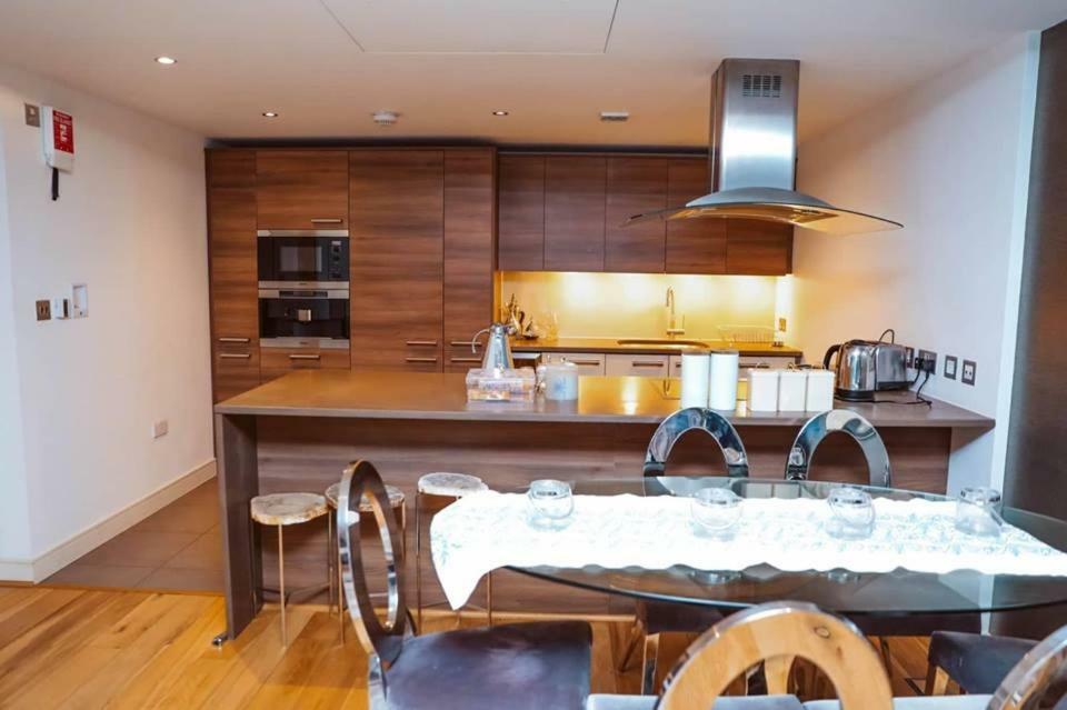 Mahogany House, Imperial Wharf Appartement